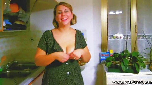 საყვარელი გოგონა სამზარეულოს სექსს აკეთებს